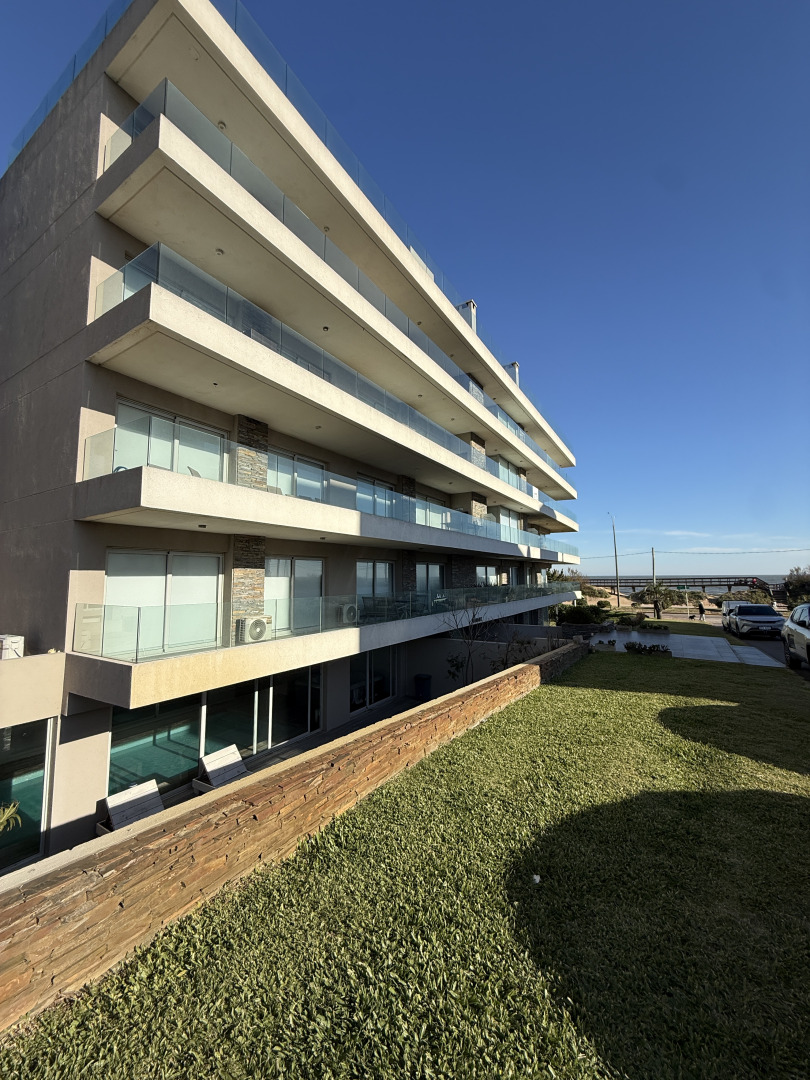  Alquiler anual apartamento 1 dormitorio y medio frente al mar con parrillero propio en Playa Mansa Punta del Este