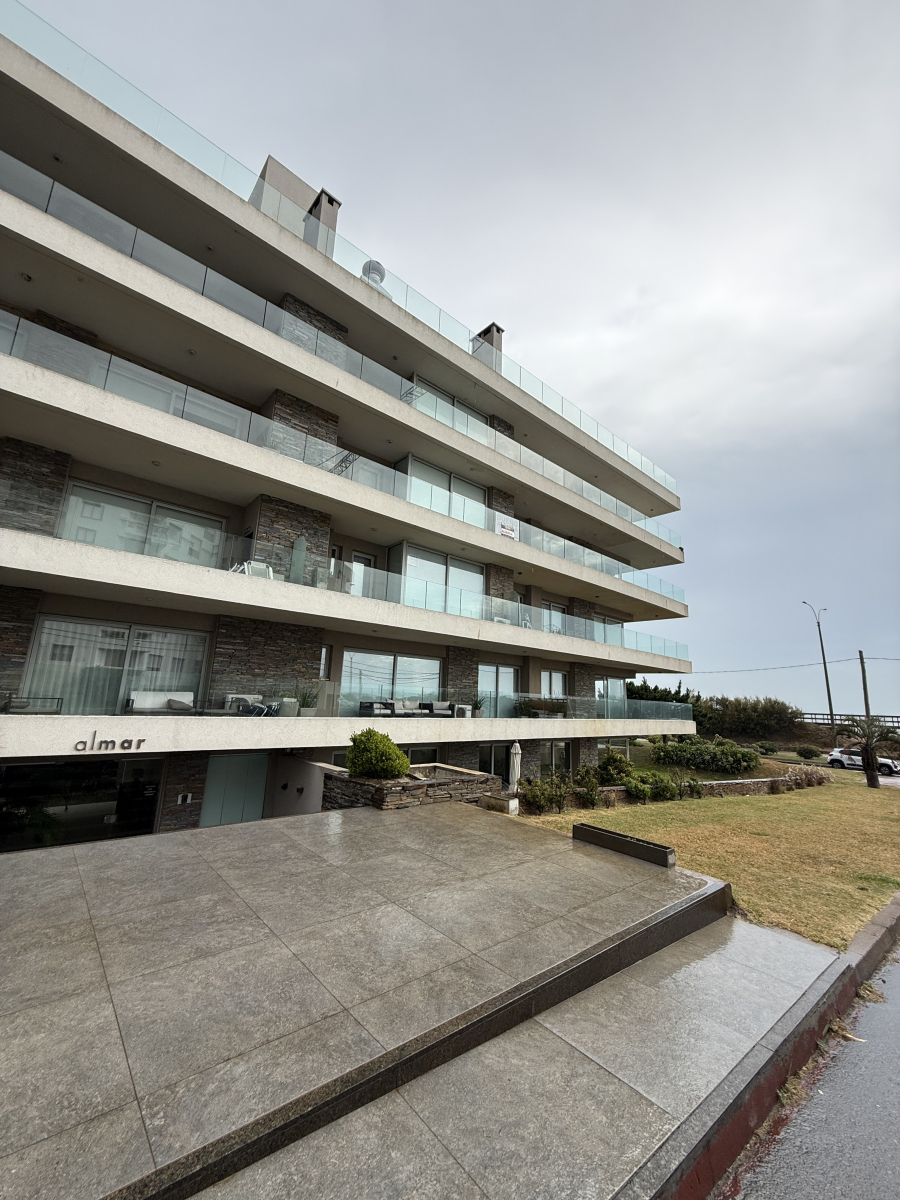  Alquiler anual e invernal apartamento 1 dormitorio con jardín en planta baja frente al mar 