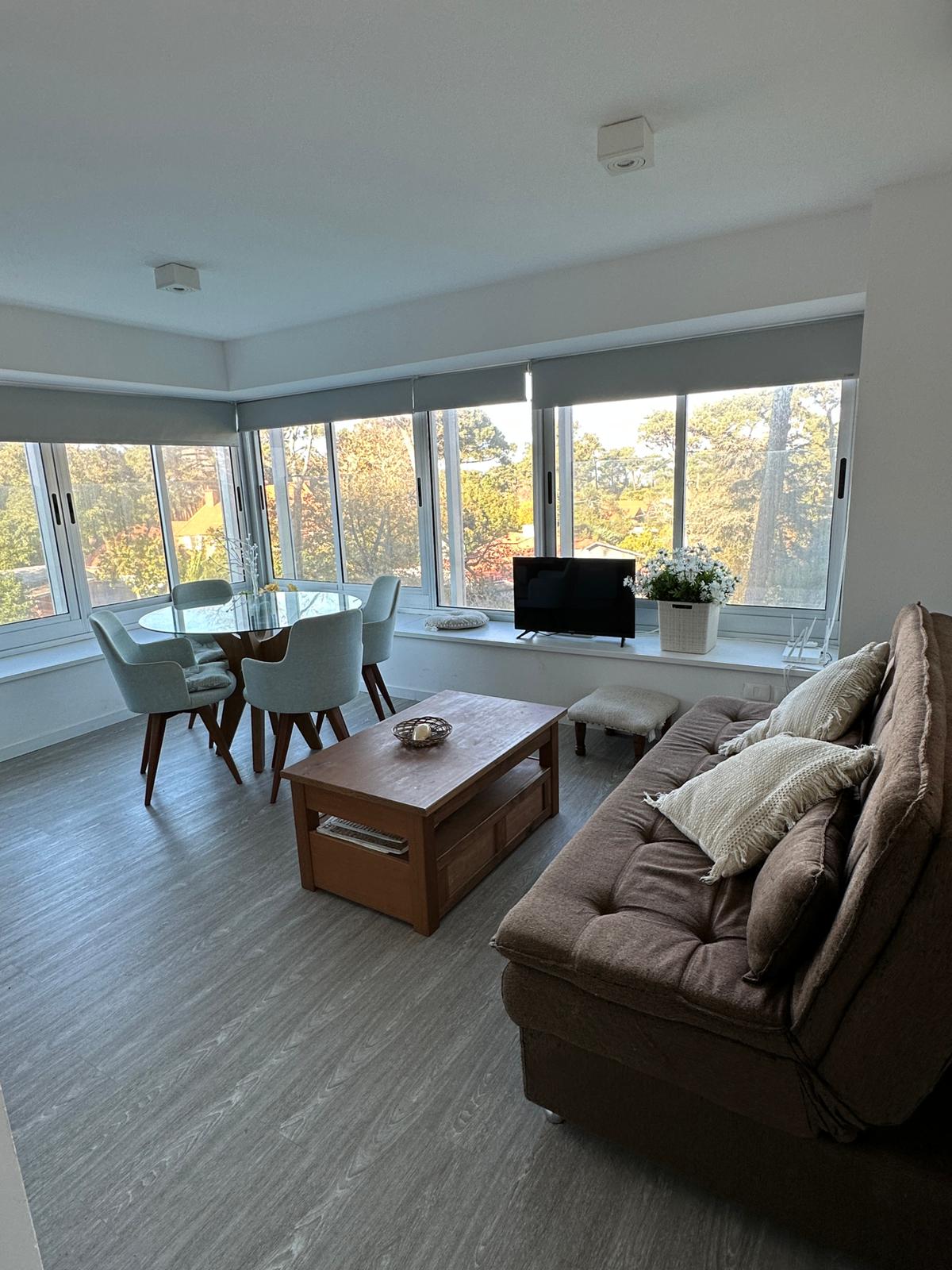  Alquiler anual apartamento 1 dormitorio en edificio con servicios Punta del Este