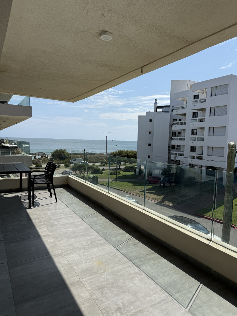  Venta apartamento 2 dormitorios con vista al mar y parrillero propio en playa mansa 