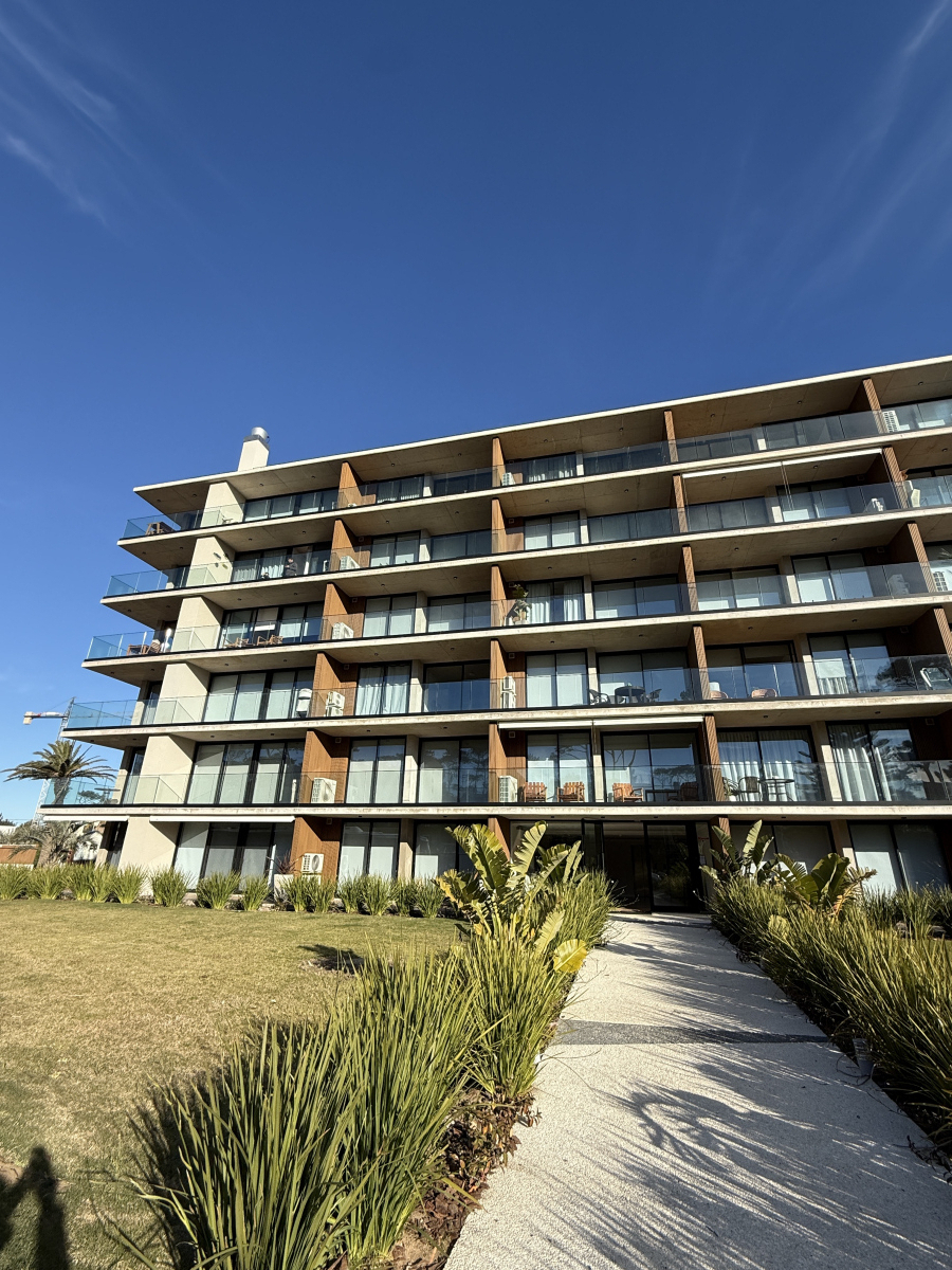  Alquiler anual apartamento 2 dormitorios frente al mar en playa mansa Pinares