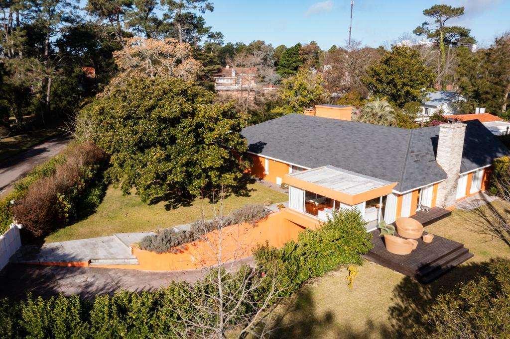  Alquiler anual y venta de espectacular casa de 5 dormitorios y piscina en cantegril Punta del Este