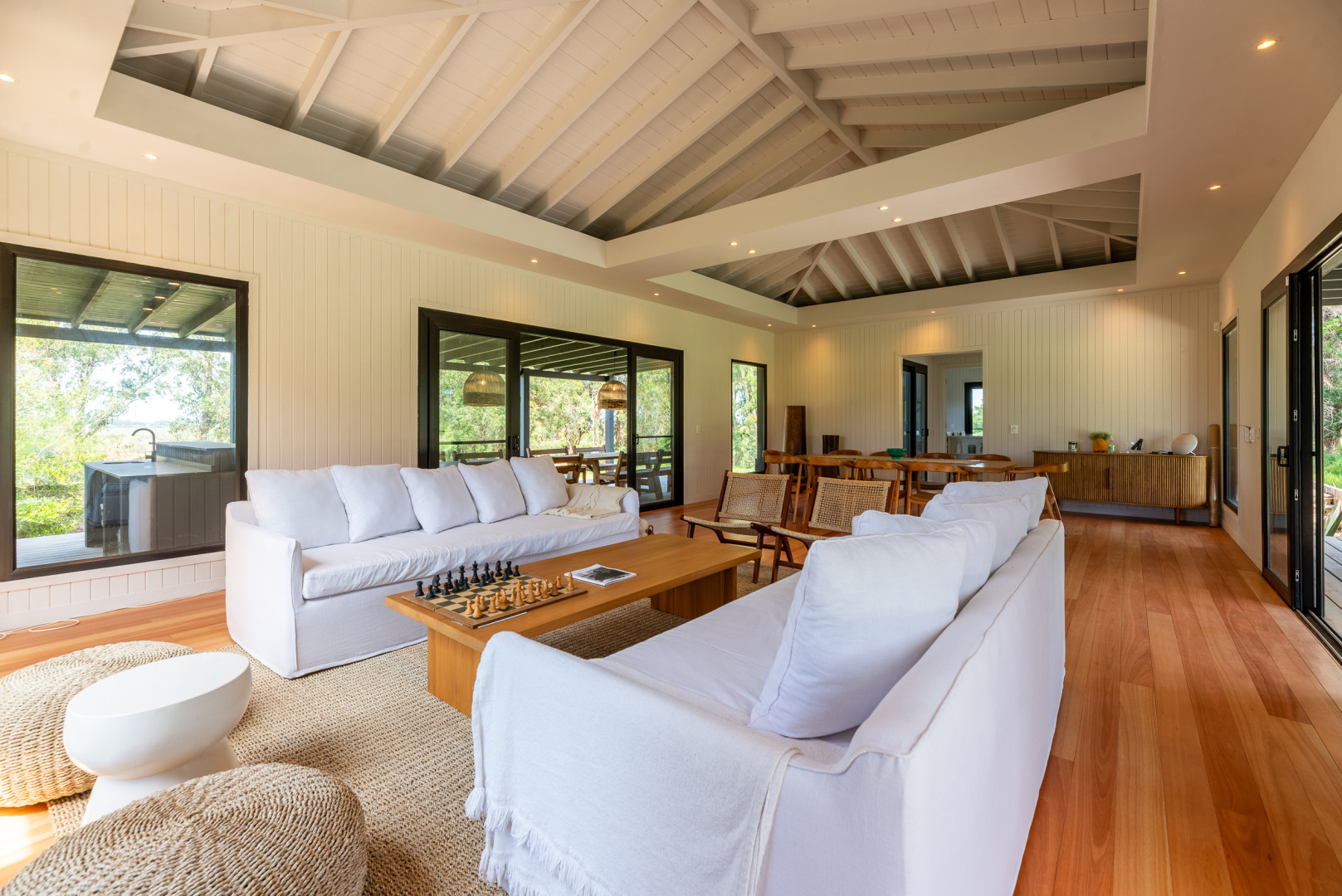  Venta y alquiler temporal de espectacular casa 4 dormitorios en barrio privado Puerto Quetzal en la barra Punte del este 