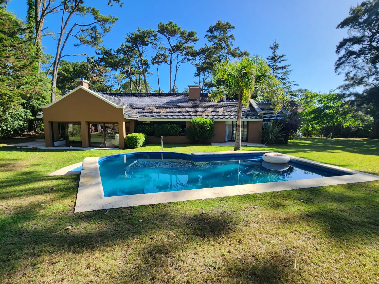  Venta y alquiler anual de espectacular casa 4 dormitorios en San Rafael con parque y piscina