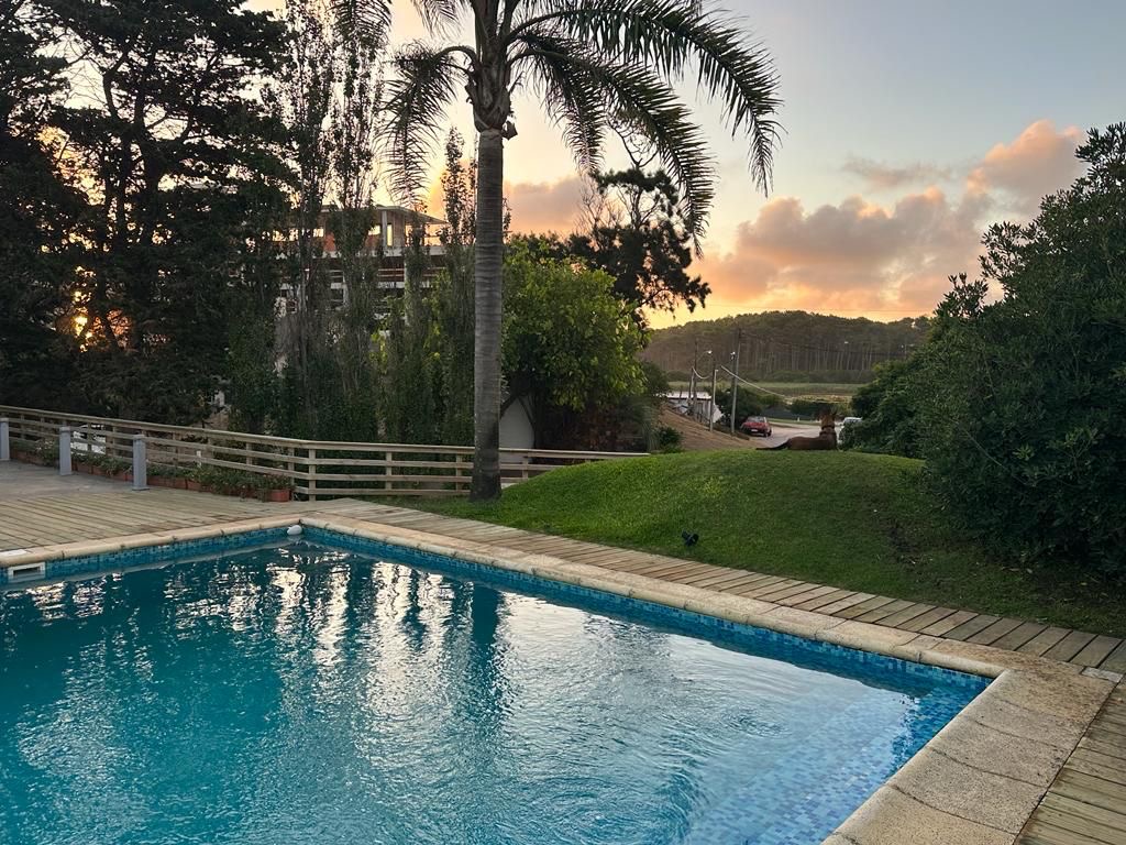  Alquiler anual y temporada de hermosa casa con piscina y vista a la laguna del diario de 3 dormitorios 