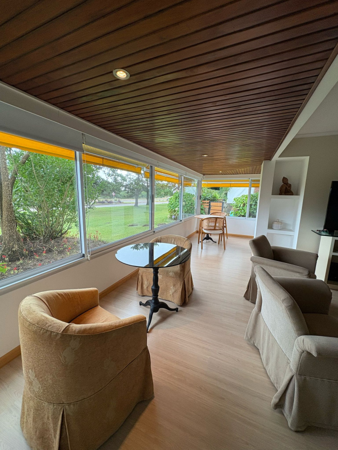  Espectacular apartamento en venta tipo casa en frente a la playa en unas de las zonas mas lindas de Punta del Este 
