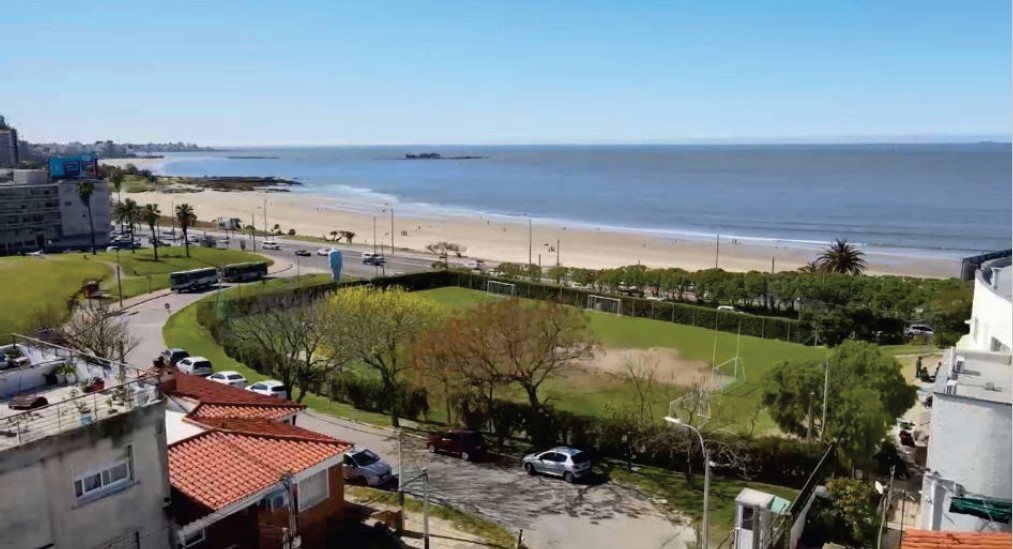  Venta Apartamento de dos dormitorios, garaje y vista al mar en Buceo
