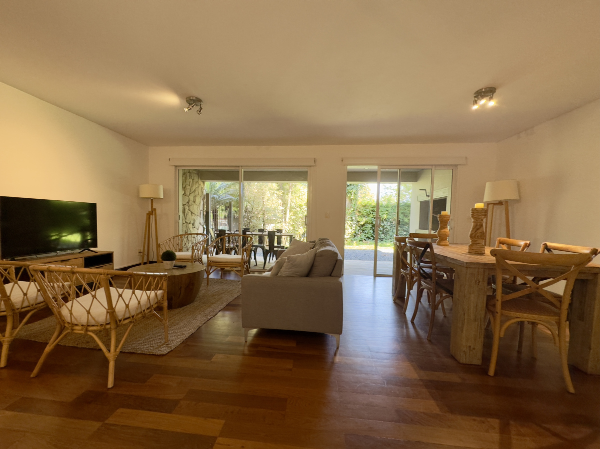  Alquiler Apartamento de 2 Dormitorios con Jardín de uso Exclusivo en Carrasco 