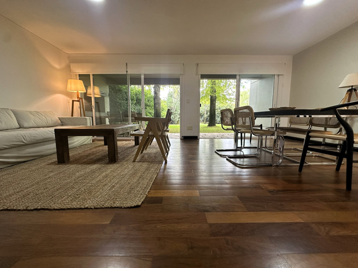 Venta  Apartamento de 2 Dormitorios con Jardín de uso Exclusivo en Carrasco 