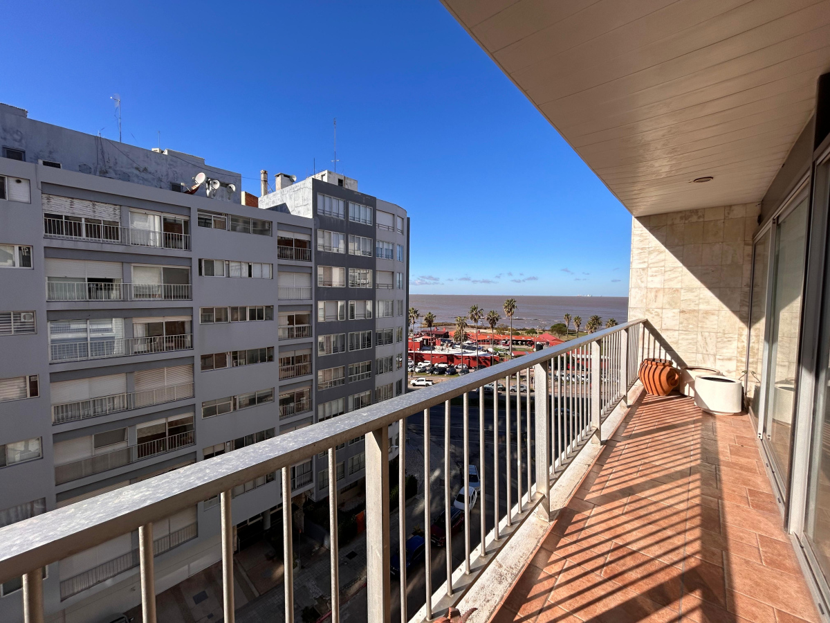  Alquiler Apartamento 3 Dormitorios Punta Carretas con balcón 
