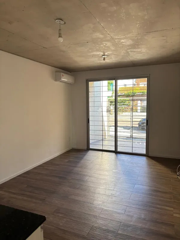  Alquiler Apartamento 1 Dormitorio Pocitos con patio y cochera
