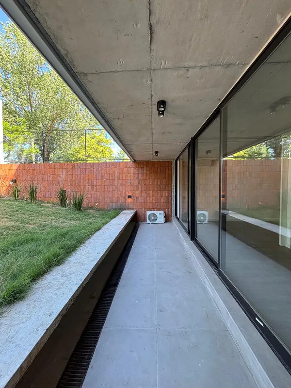  Alquiler Apartamento 1 Dormitorio Malvin con patio y cochera