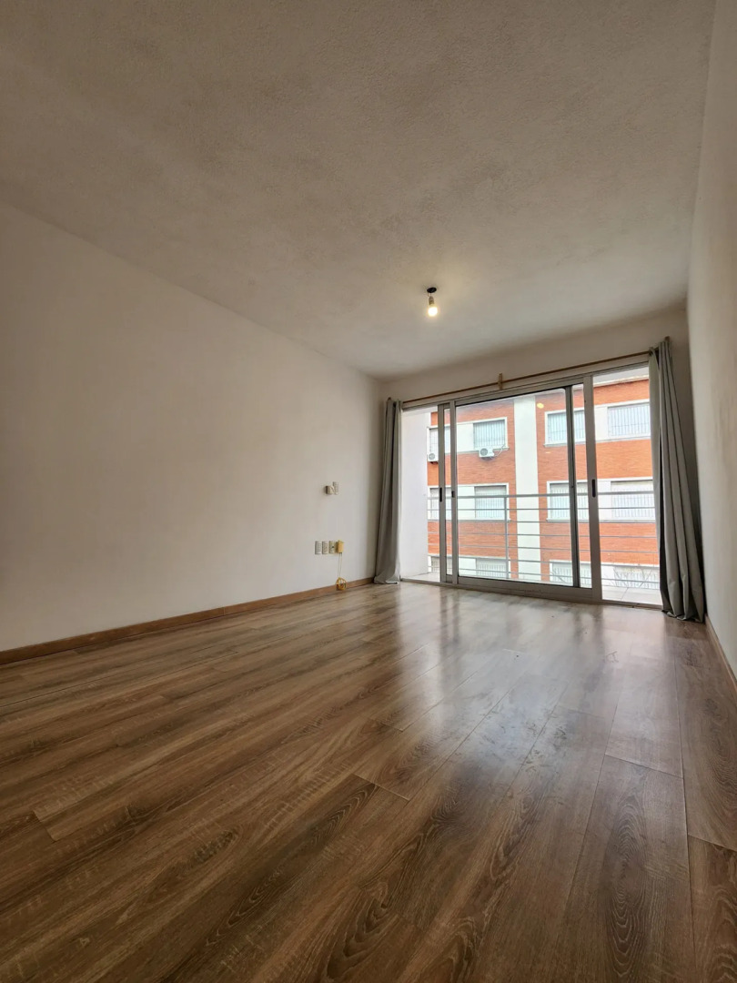  Alquiler Apartamento Monoambiente Grande Pocitos con Patio