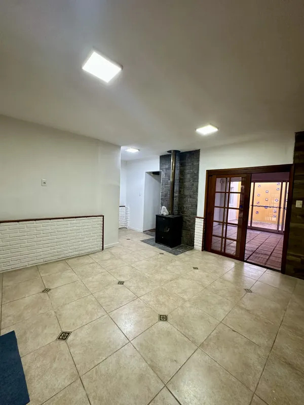  Alquiler Casa 2 Dormitorios Cerro con patio y cochera 