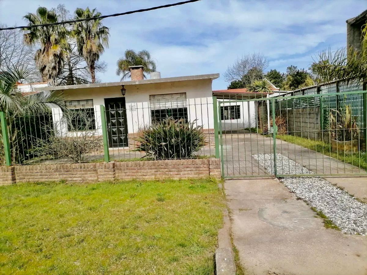  Venta Casa 2 Dormitorios Lomas de Solymar Barbacoa y Jardin