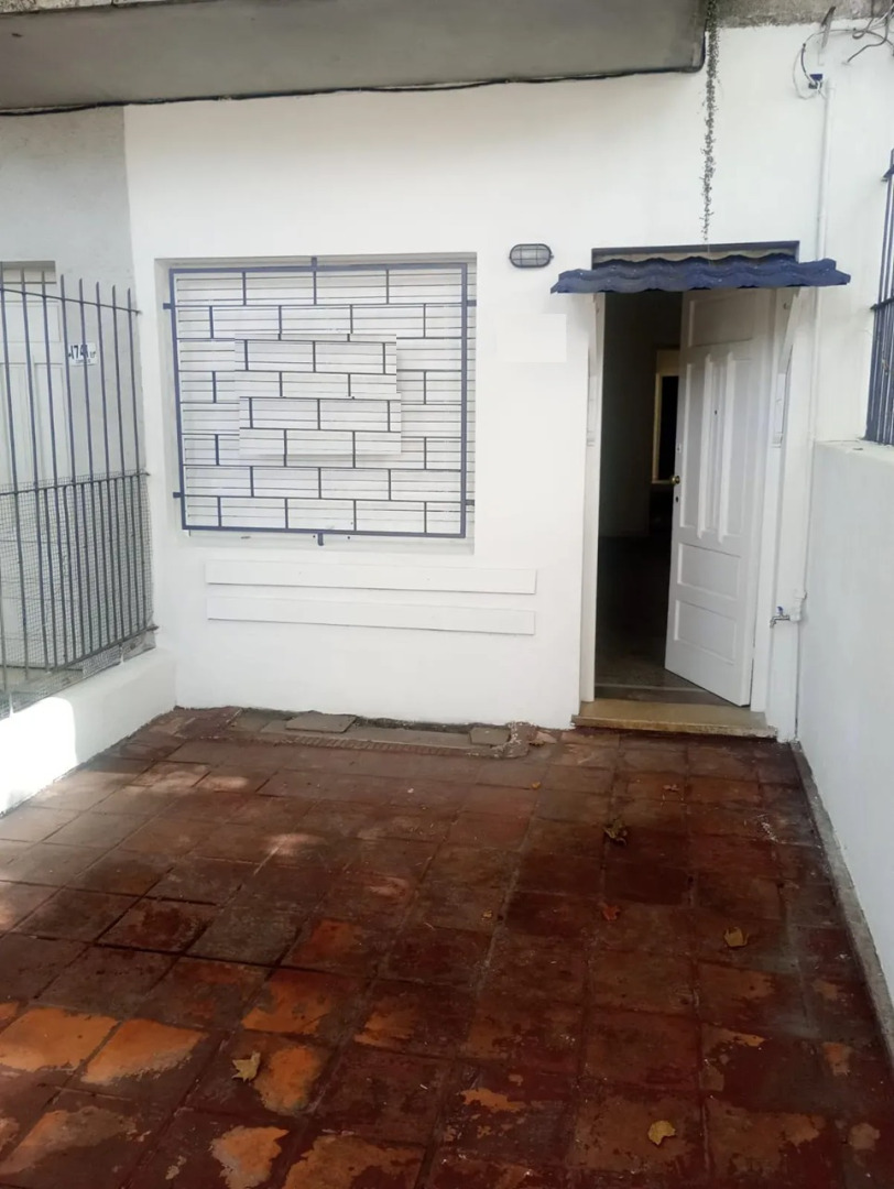  Venta y Alquiler Casa 2 Dormitorios Buceo con patio y cochera