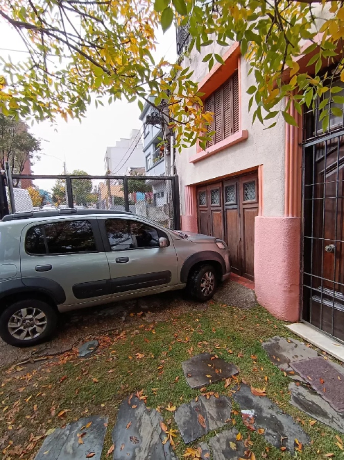  Venta Casa 2 Dormitorios La Blanqueada con Patio y Garaje