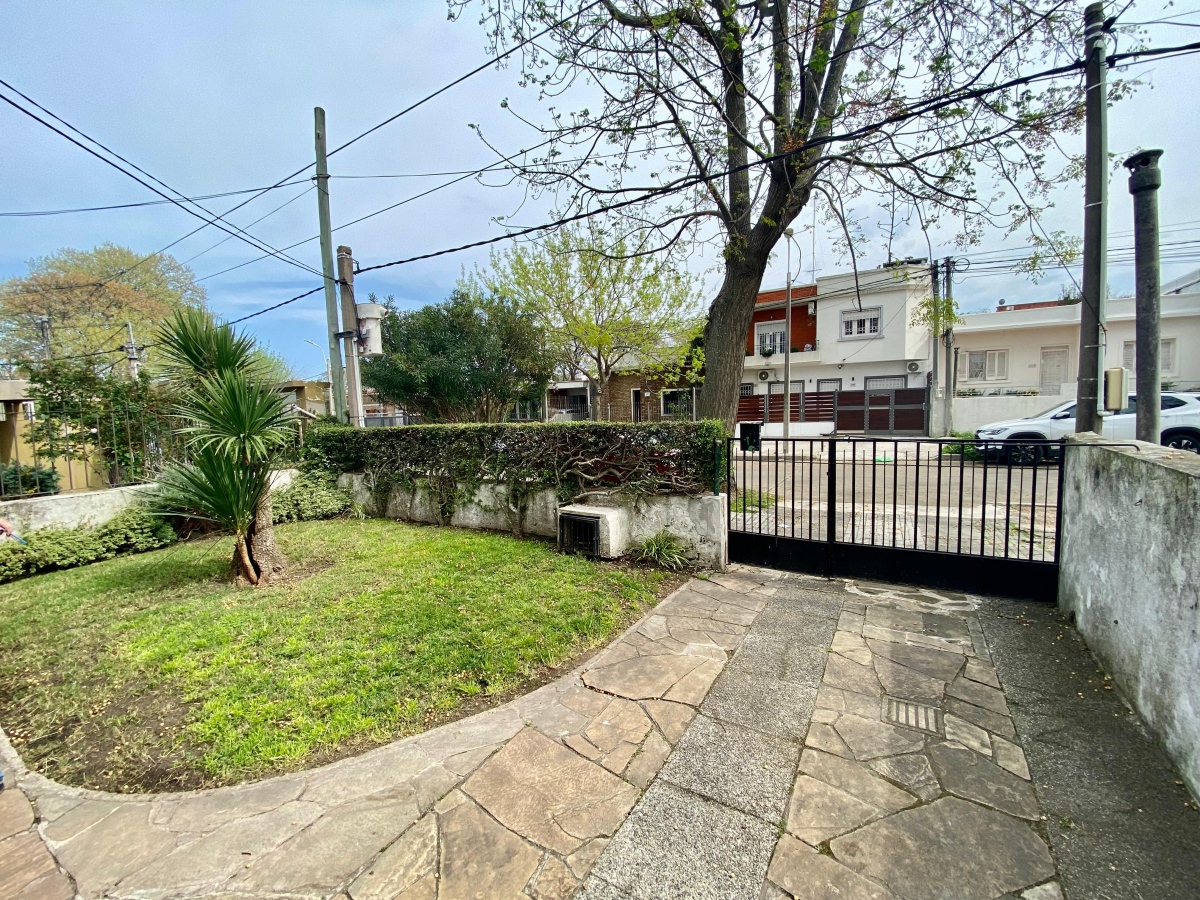  Venta Casa 2 Dormitorios Buceo con Patio y Parrillero