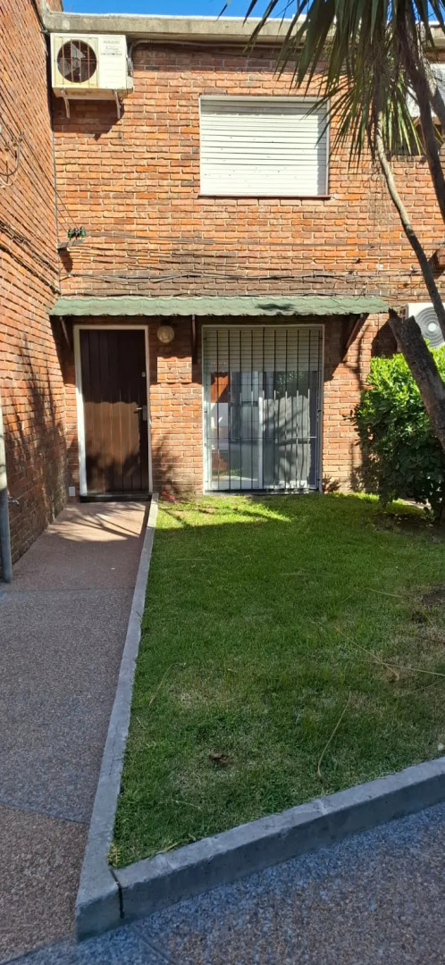  Alquiler Casa 2 Dormitorios Malvin con jardin y patio 