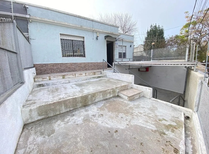  Venta Casa PH 2 Dormitorios Buceo con Patio y Cochera