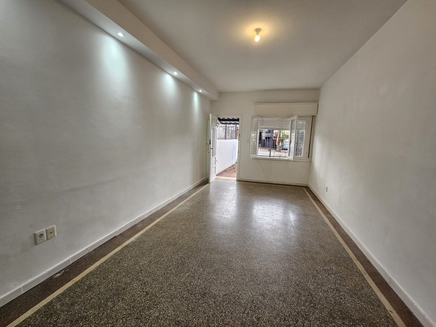  Venta con Renta Casa 2 Dormitorios Buceo con patio y cochera