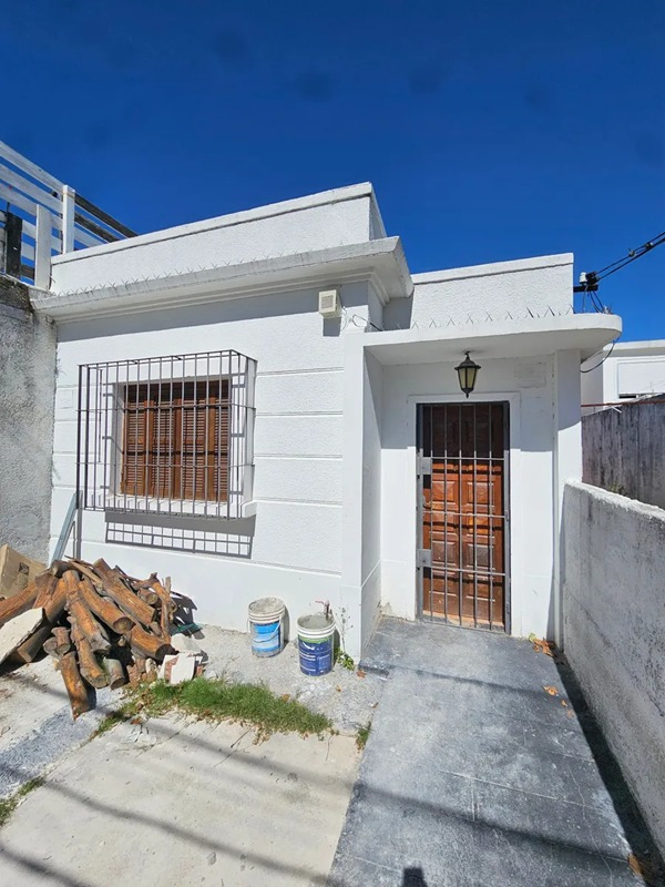  Alquiler Casa 2 Dormitorios Buceo con patio y cochera