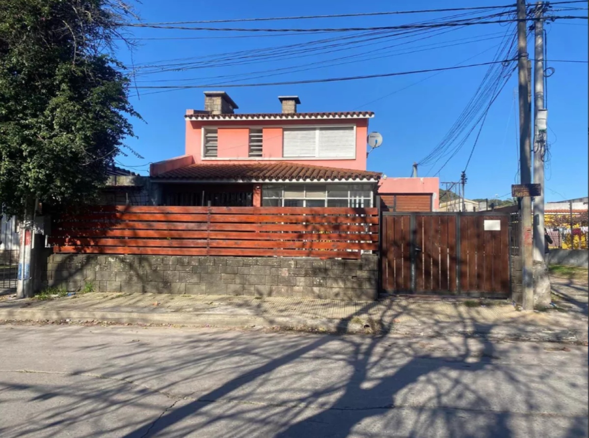  Alquiler Casa 4 Dormitorios Ituzaigó con Patio y Garaje