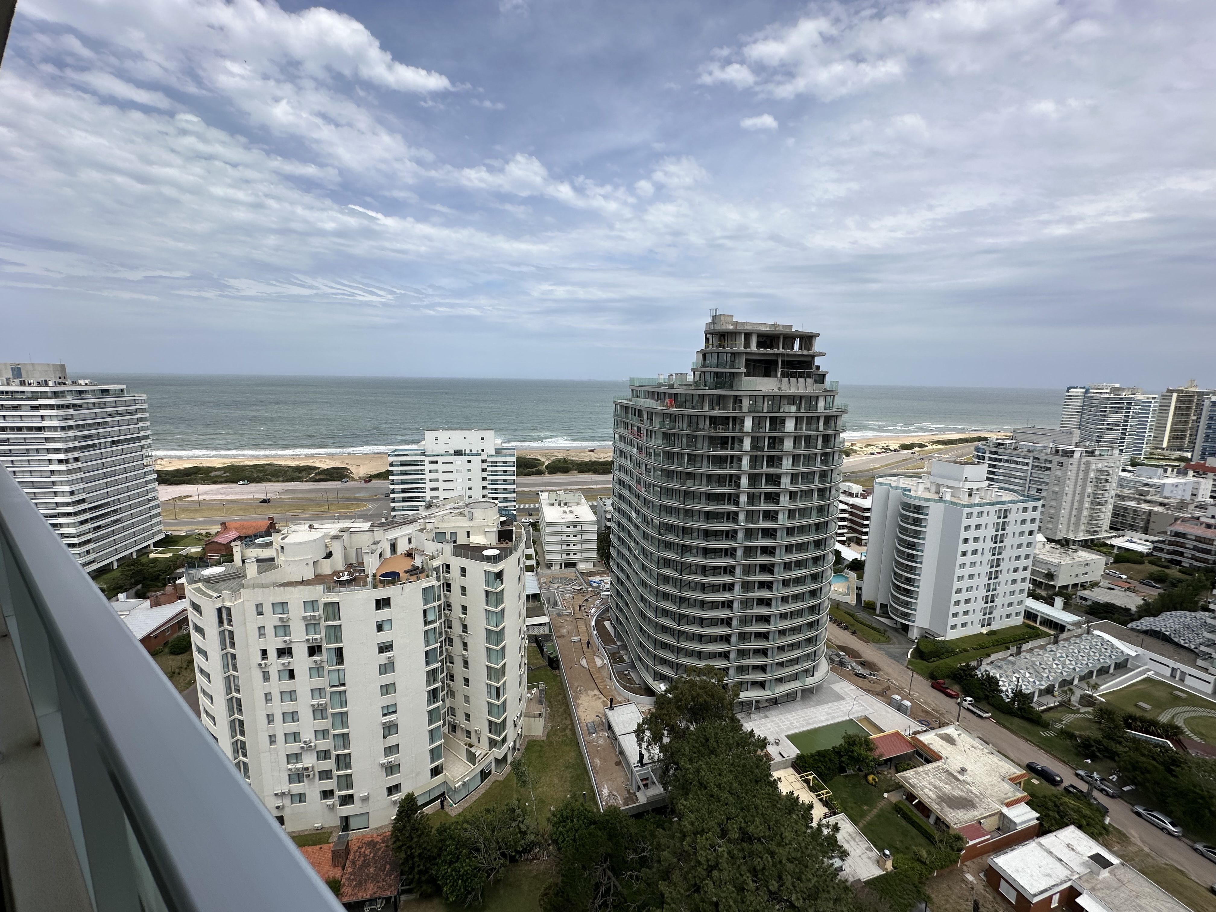  OPORTUNIDAD! Wind Tower de 2 dormitorios, hermosa vista al mar!