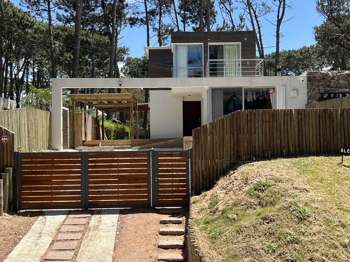  Amplia y moderna casa en Montoya