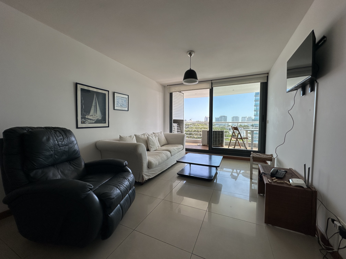 Venta de departamento de dos dormitorios en 360, zona Shopping, Punta del Este, Uruguay.