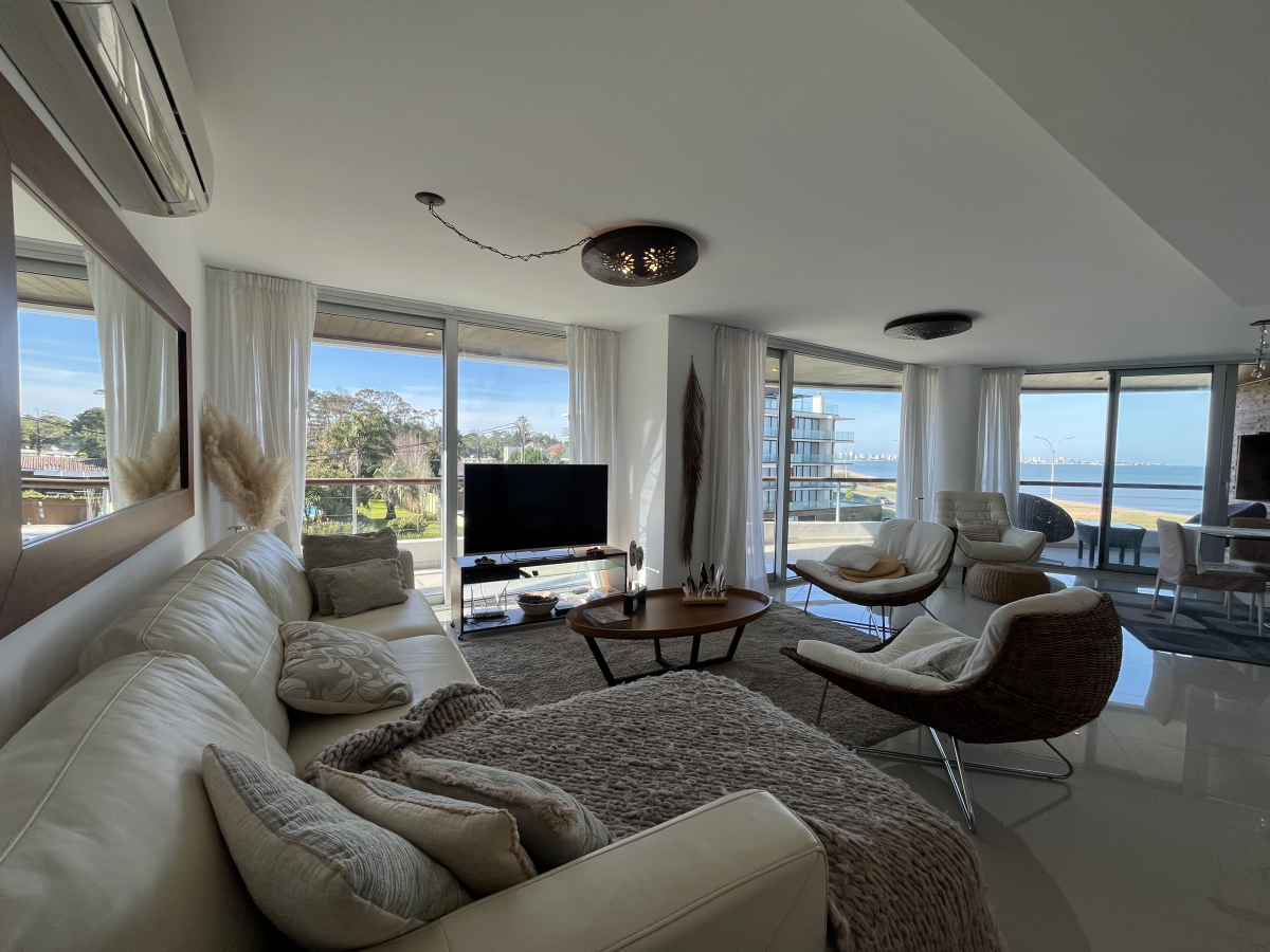  Apartamento en Venta 2 Dormitorios Frente al Mar en Playa Mansa Punta del Este 
