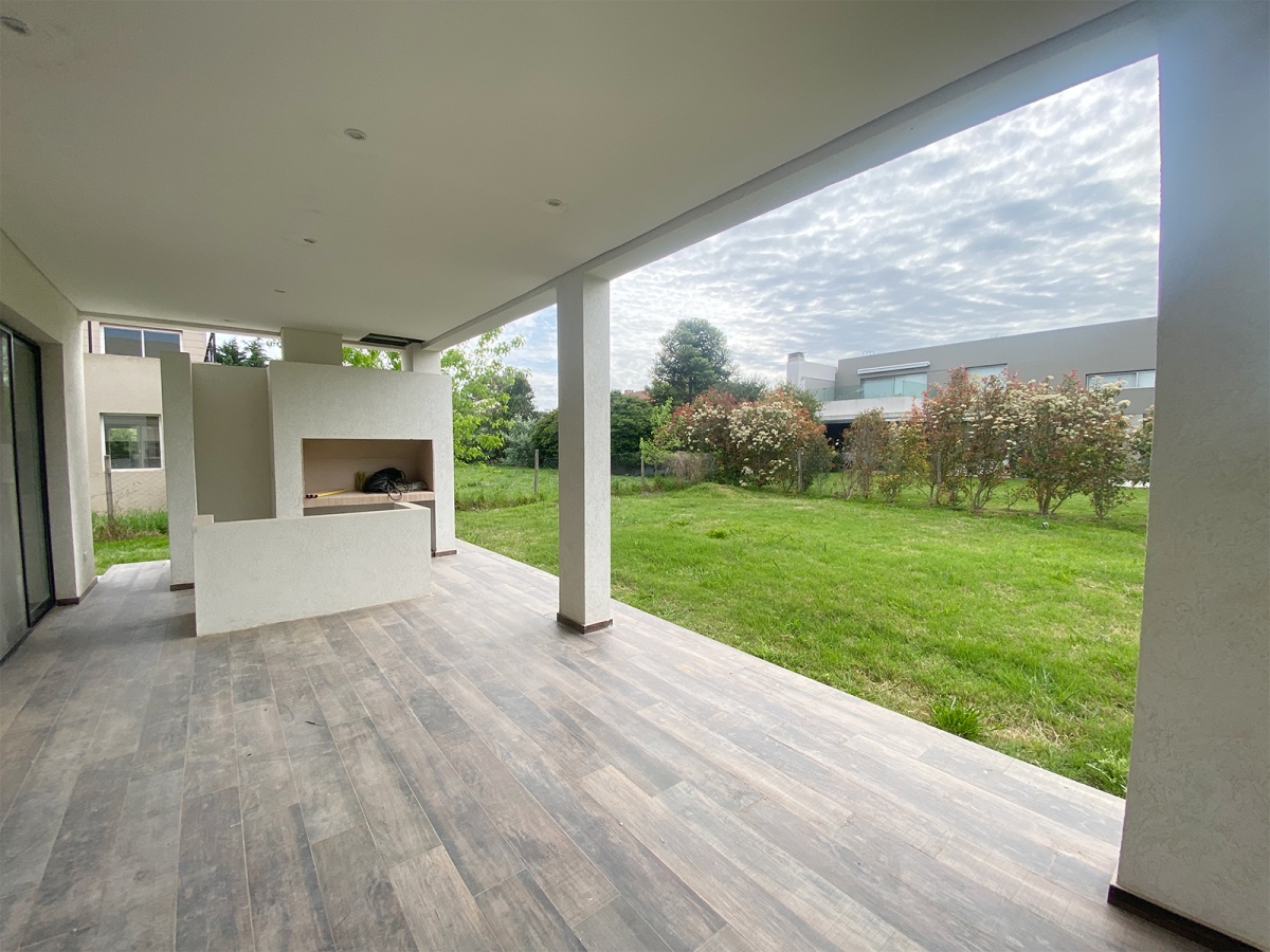  Casa a Estrenar en Venta en Haras Santa María - Barrio Los Eucaliptos