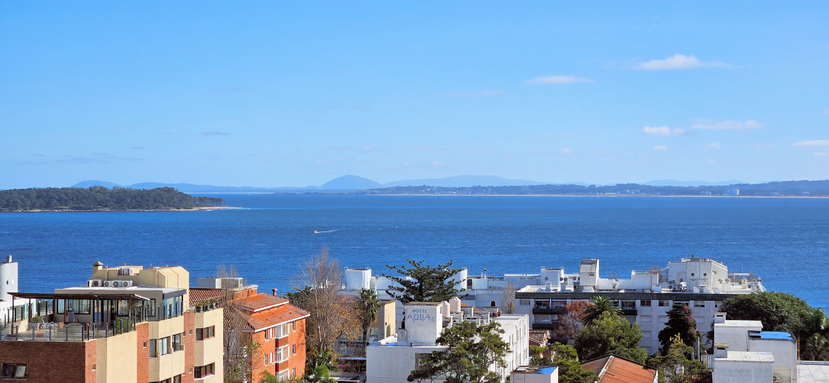  Venta departamento de 2 dormitorios en Edificio Apolo, Península, Punta del Este.