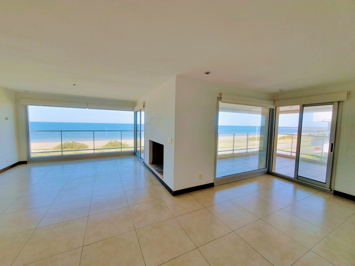  Venta de Penthouse Dúplex de 4 dormitorios en suite, frente al Mar en Punta del Este.