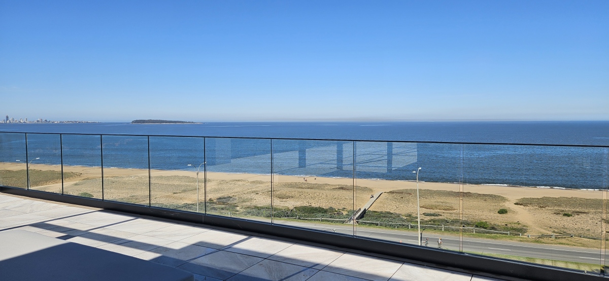  Venta departamento de 2 dormitorios y 2 baños frente al mar en Punta del Este