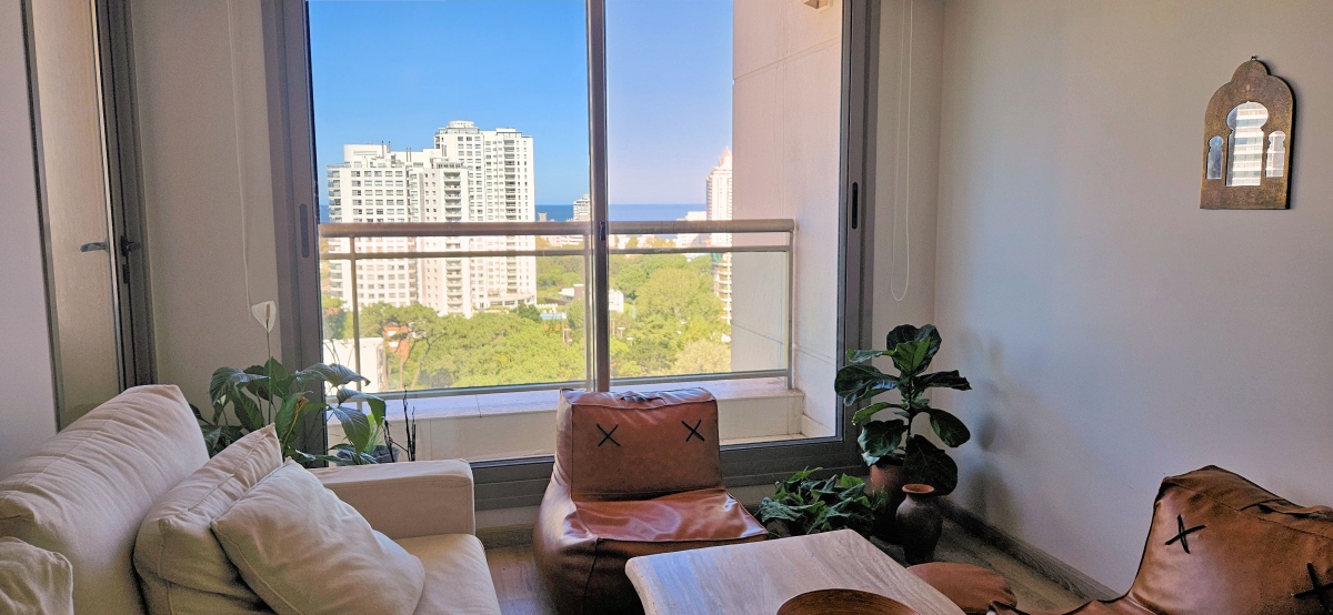  Venta de hermoso departamento de 2 dormitorios en Punta del Este.