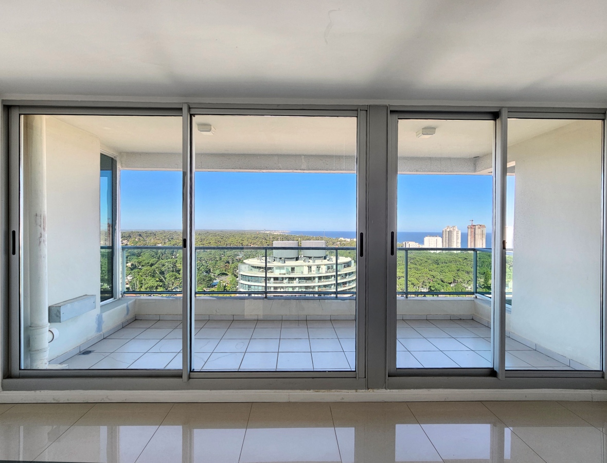  Venta de departamento de 3 dormitorios en Punta del Este.