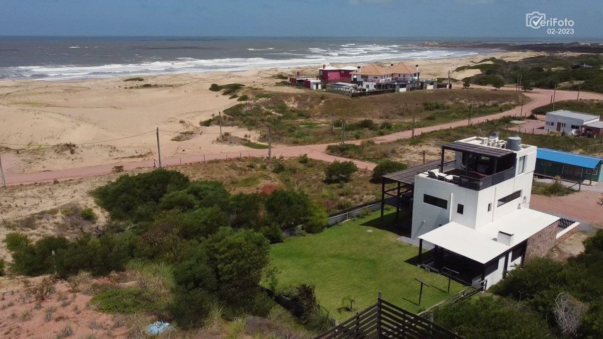 Venta Espectacular casa frente al mar en Punta del Diablo