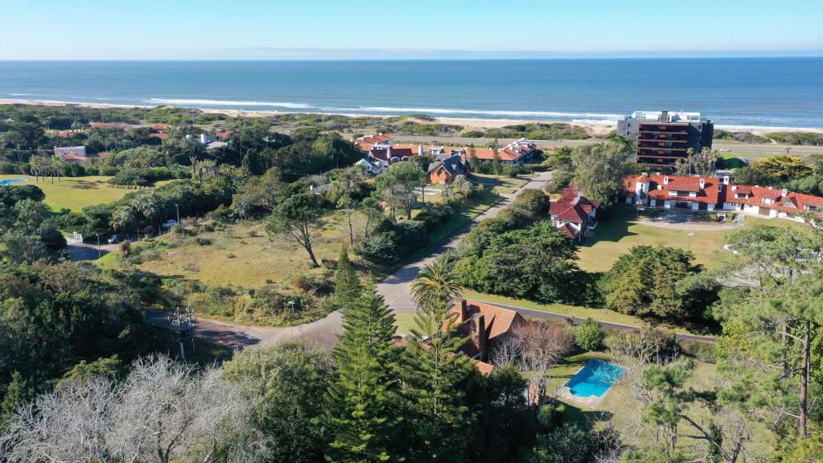  Venta de Terreno de 1350 m2 , en San Rafael, Punta del Este. a 100 mts del Mar.