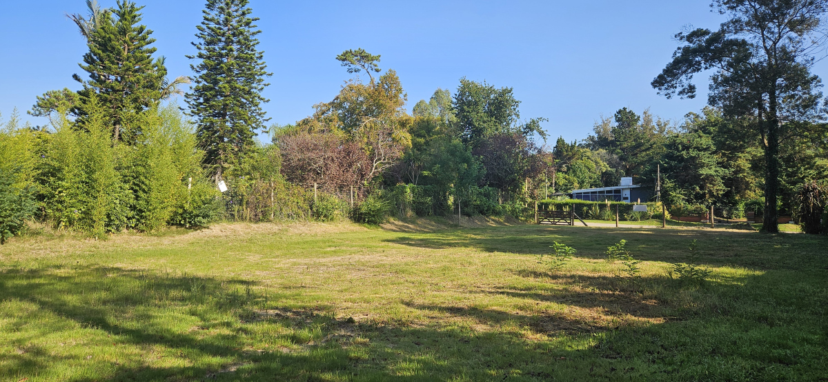  Terreno 1100m2 en Barrio Golf Punta del Este. Ideal casa familiar.