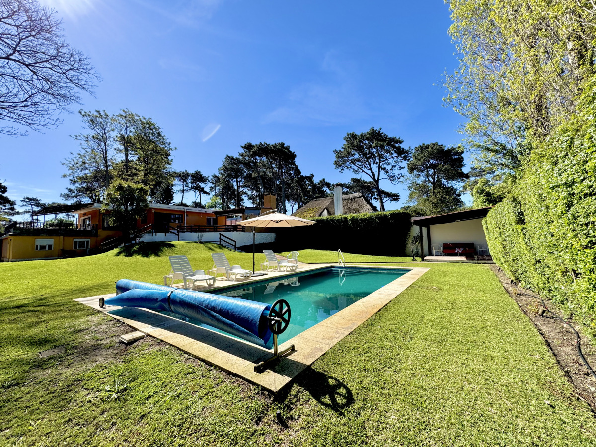  Chalet 4 dormitorios en alquiler temporal Punta del Este