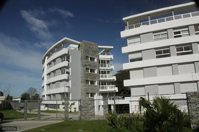  Alquiler Apartamento 2 Dormitorios y Terraza Parrillero en Carrasco