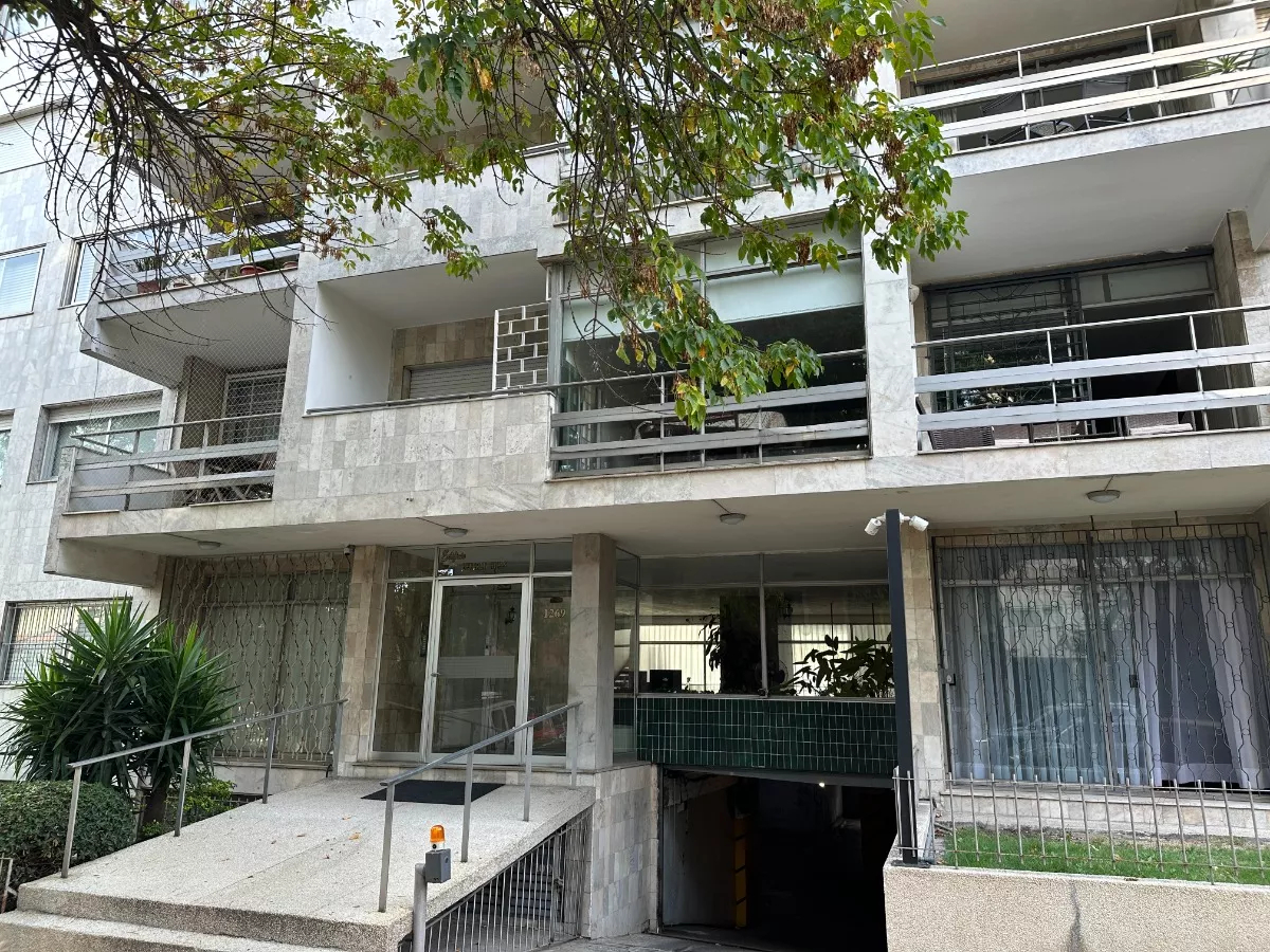  Vendo Apartamento, 3 Dormitorios, 2 Baños, Barrio Pocitos