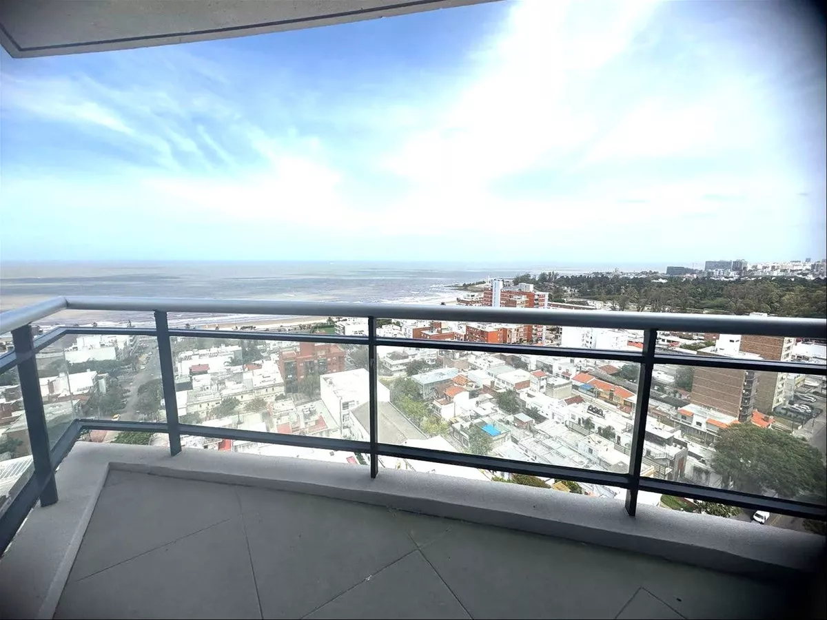  Alquilo apartamento, 2 dormitorios, 2 baños,  Garage, Barrio Malvin