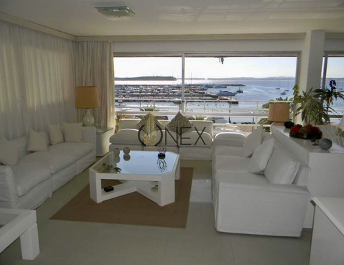  En venta apartamento en Punta del Este de 4 dormitorios. Con vista al puerto