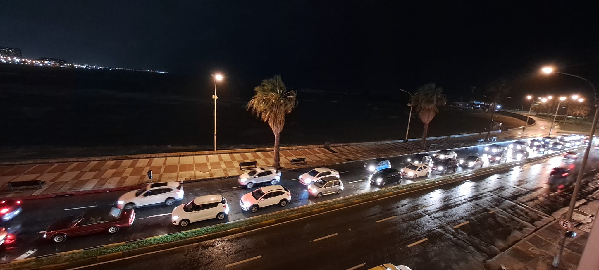  Venta & Alquiler Apartamento bueno sobre Rambla de Pocitos a mts. Plaza Gomensoro 2 dormitorios + Servicio Completo o 3er. dormitorio Terraza Lavadero