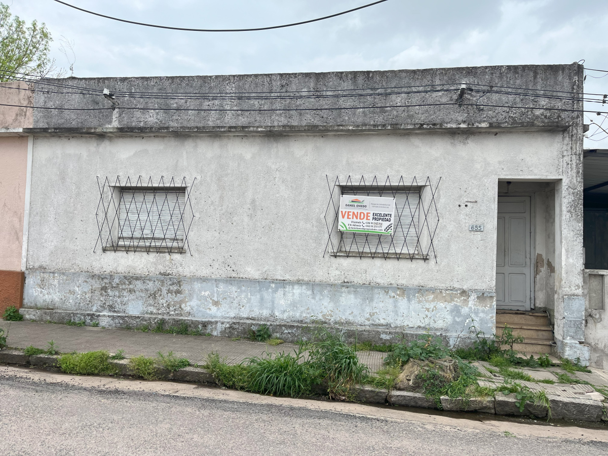  Casa en venta a reciclar en buen estado de construcción, en Carmelo. 