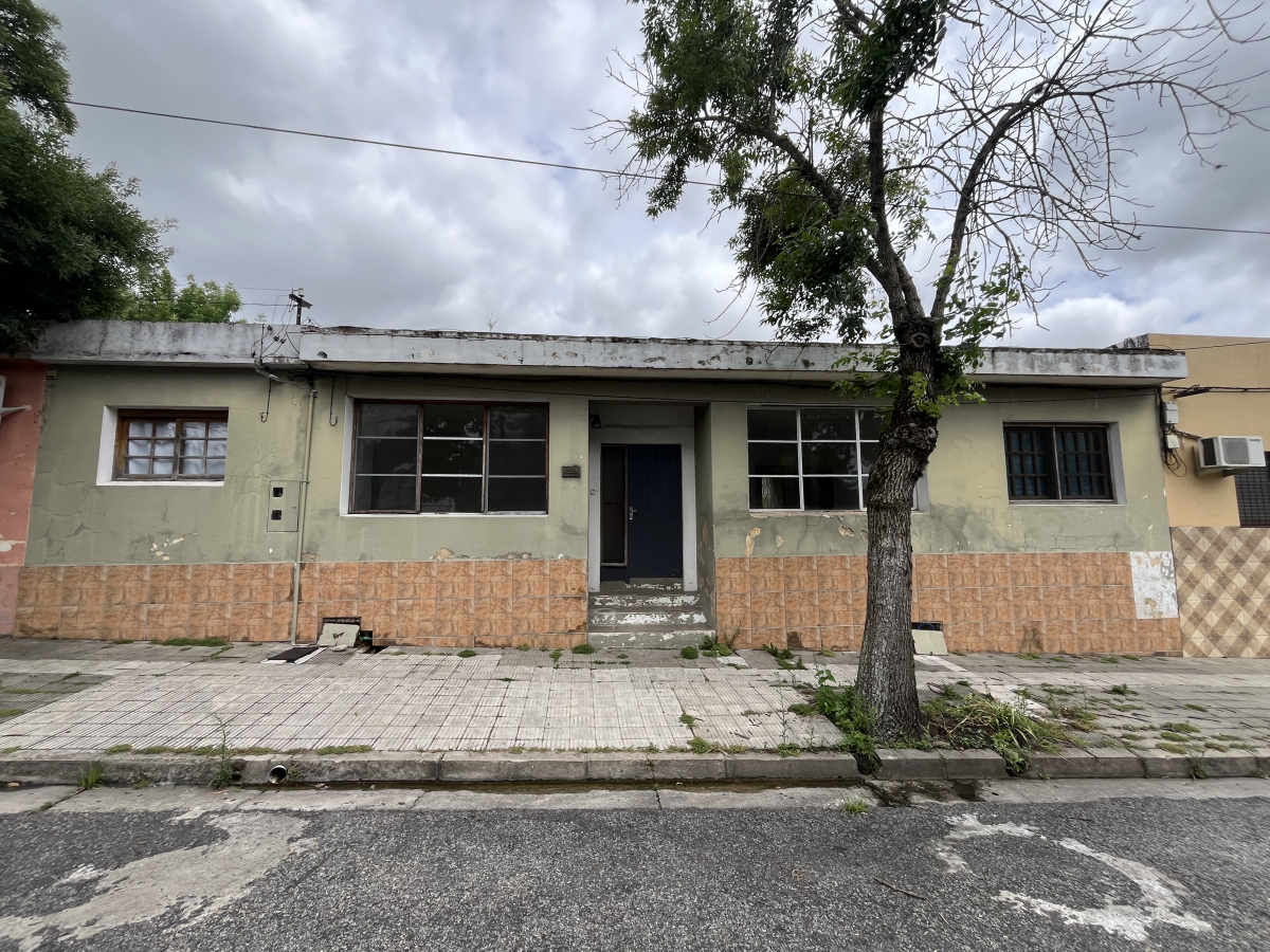  Casa en venta a reciclar en buen estado de construcción, en Nueva Helvecia.