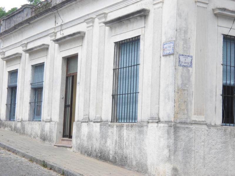  Casa en esquina en venta en Barrio Histórico, Colonia.