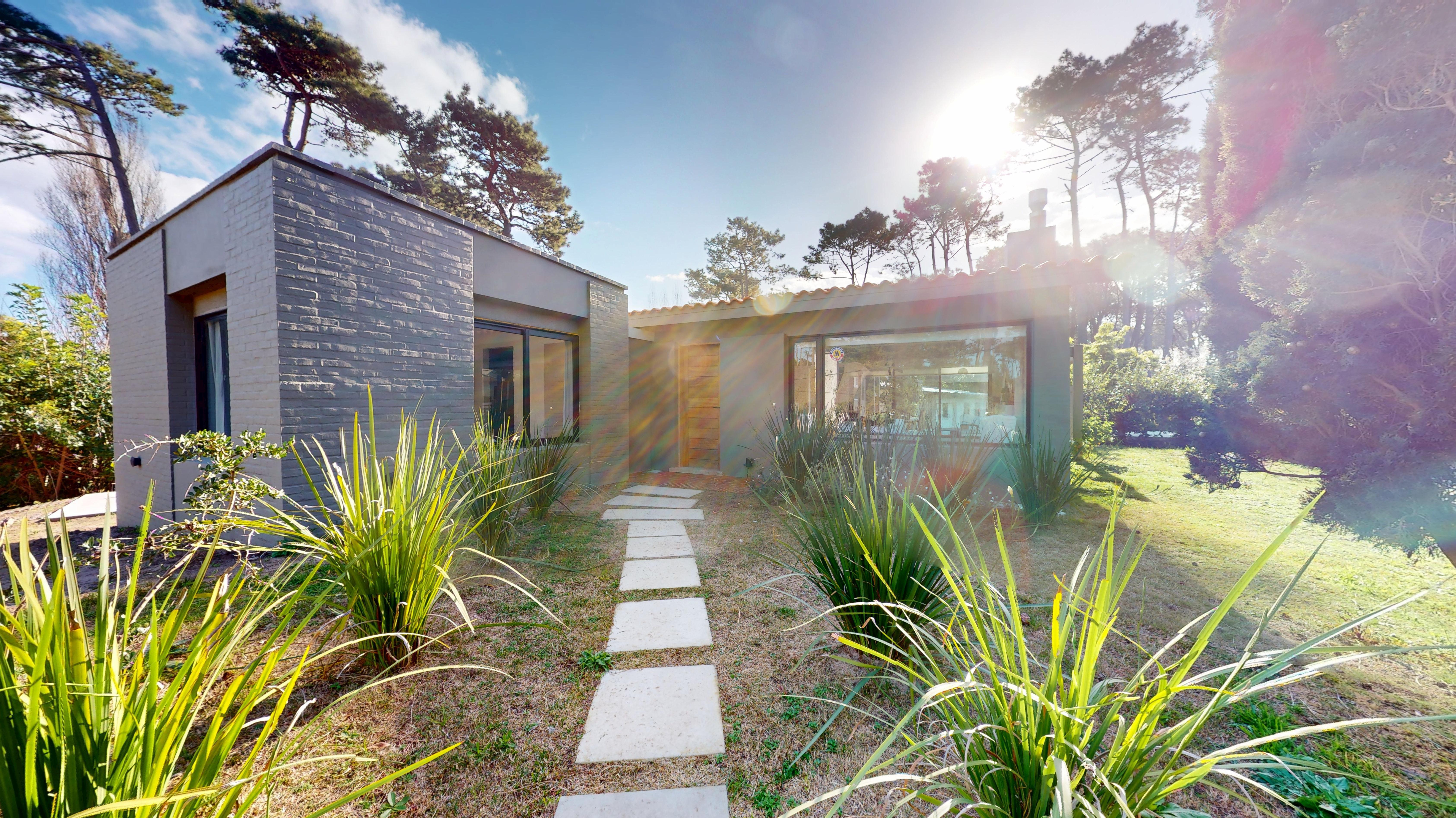  Casa en Punta del Este. 3 dormitorios y garaje. Reciclada